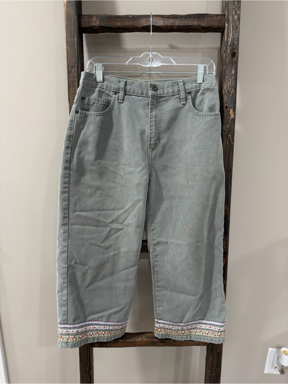 Vintage Bill Bass Jeans Green Capri Pants With Embroidered Floral Trim
